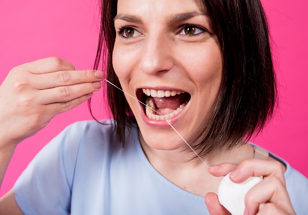 Por que devemos usar fio dental? Descubra