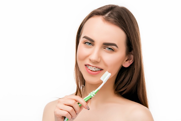 Como escovar os dentes com aparelhos: descubra