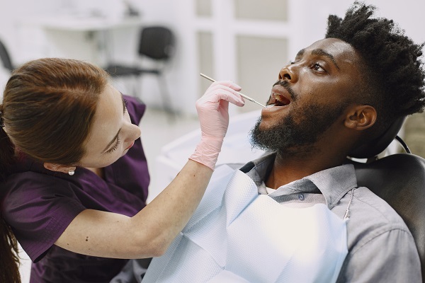 Benefícios das visitas regulares ao dentista: saiba